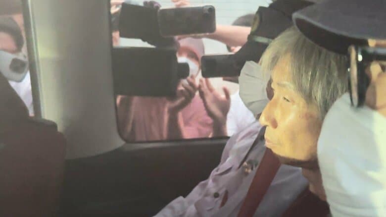 送検される夫の保谷仁容疑者（22日午前）