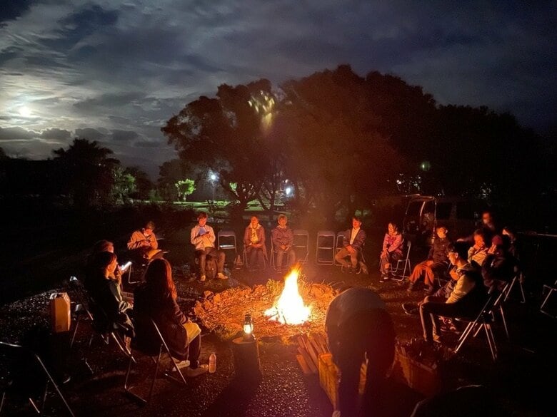 ワーケーションイベントでは、自分を見つめる仕掛けとして焚き火を囲んでの著名人の講演会をも行われた。