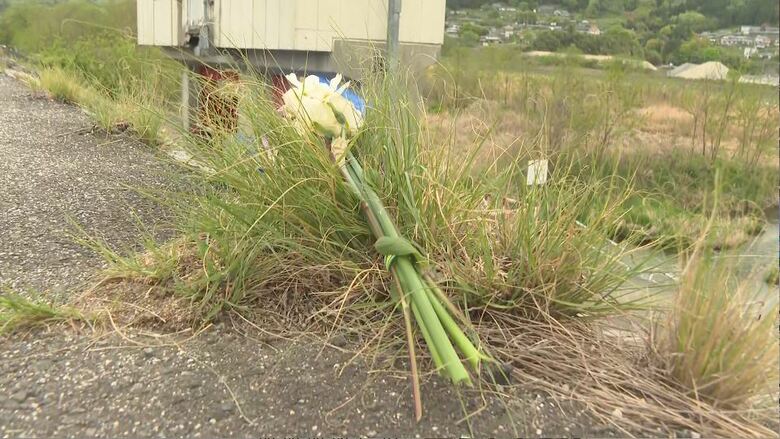 事故現場に手向けられた花束
