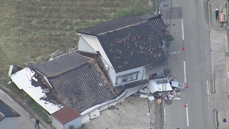 地震により倒壊した家