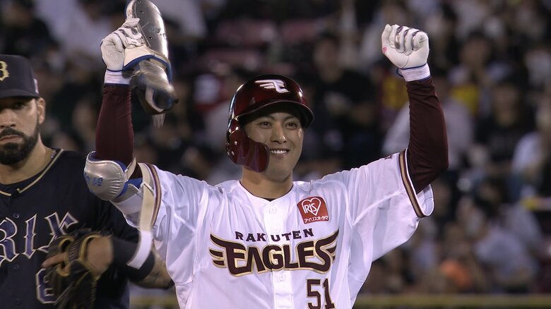 タイムリーを放ちガッツポーズの小郷裕哉