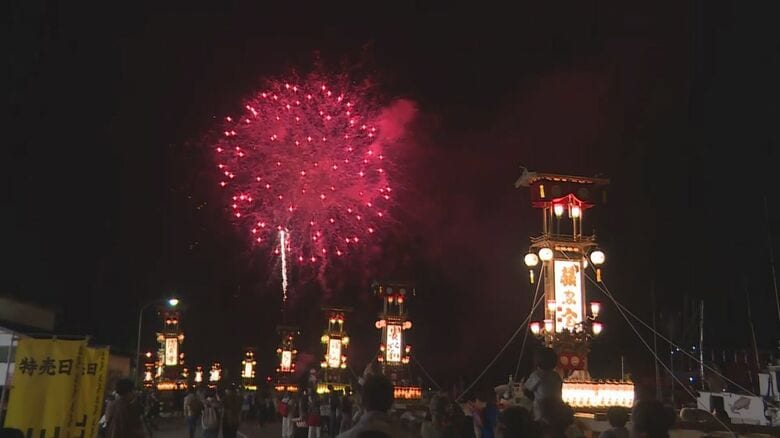 花火が祭の始まりを祝う