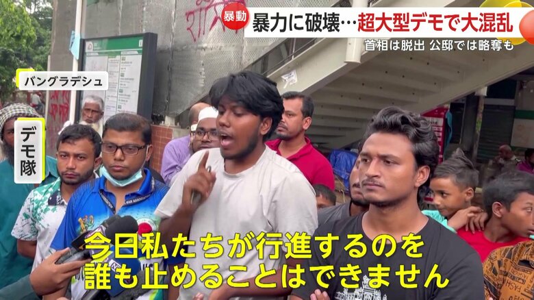 「今日、私たちが行進するのを、誰も止めることはできません」とメディアに向けてコメントするデモ隊に参加する若者