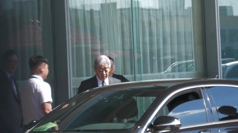 北京に到着した自民党の岩屋前外務大臣ら