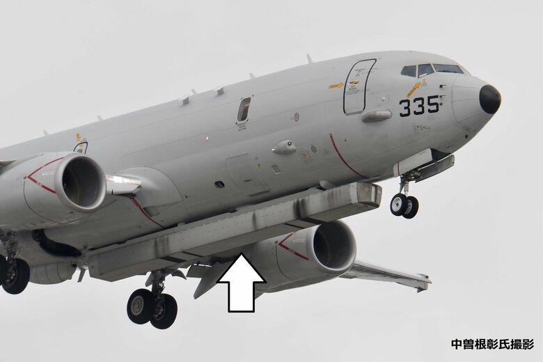 横田基地に着陸するP-8Aポセイドン哨戒機。機体下に巨大なレーダーが（8月31日、9月1日）