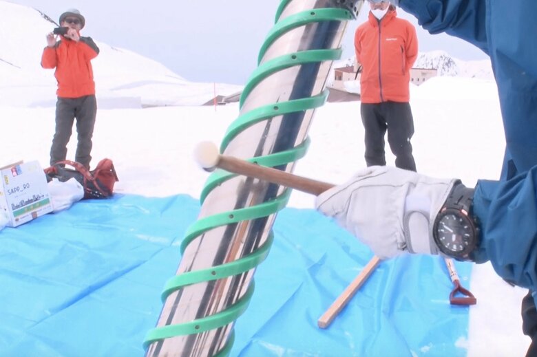 特殊な機械で地表奥深くの氷を採取