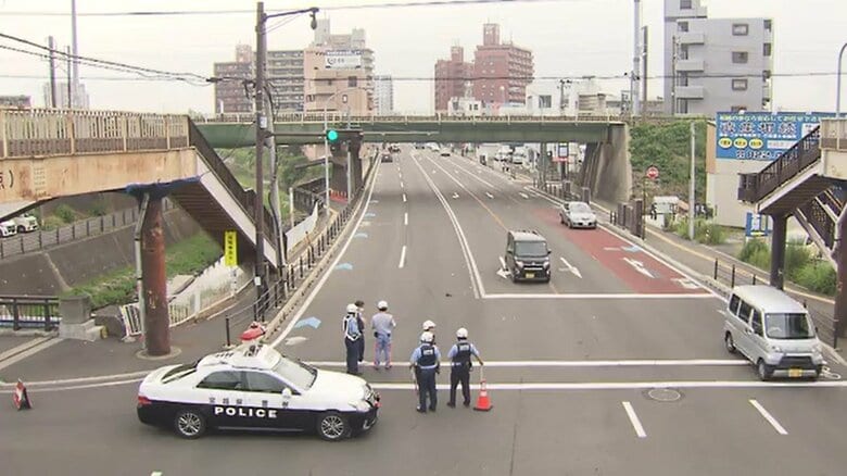 事故現場　画面奥へと引きずった跡が残る