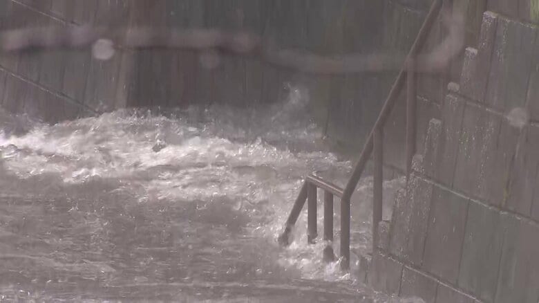 氾濫危険水位を超えた目黒川（東京・目黒区）