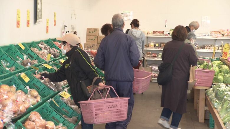 にぎわう直売所内