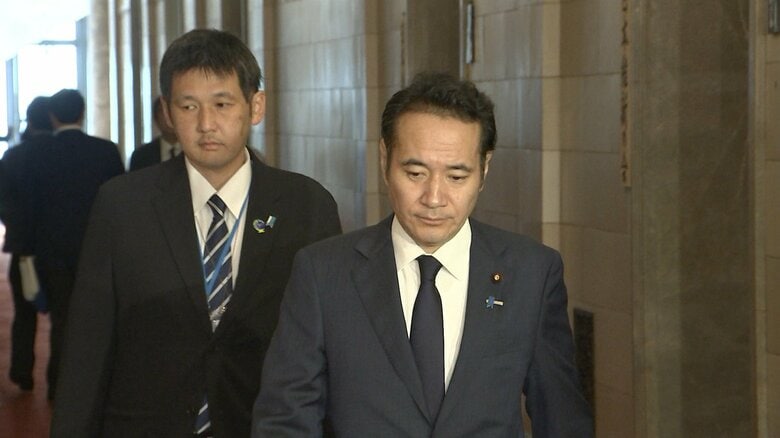 予算委員会に向かう簗農水大臣（14日・国会内）