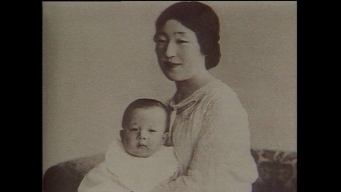 上皇さまを抱く香淳皇后