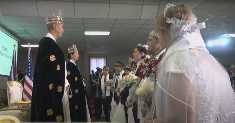 サンクチュアリ教会の儀式　ここでもライフルが登場する場面がある（教団のYouTubeより）