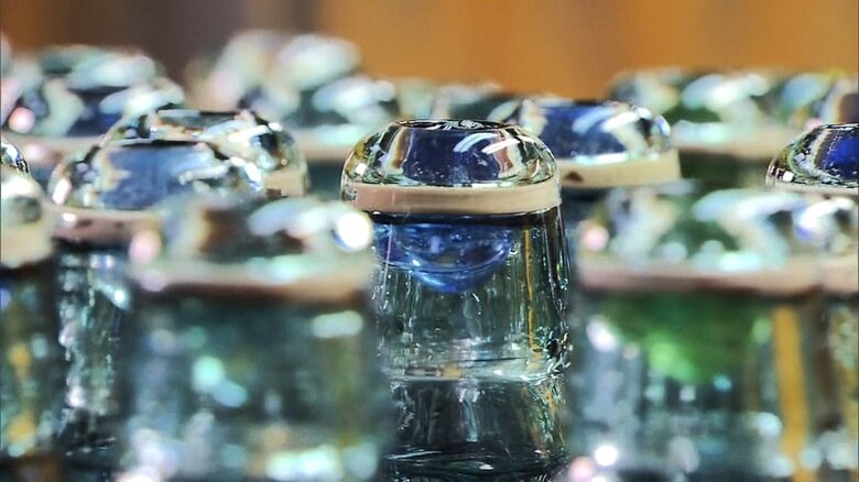 「からんからんと風鈴の音がする」…オールガラス瓶のラムネを作り続ける下町老舗工場の思い