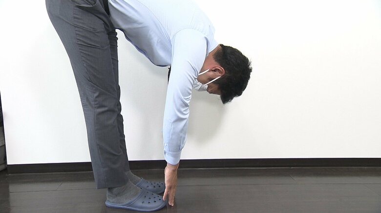 10秒ストレッチ前はぎりぎり指先が床に届く程度