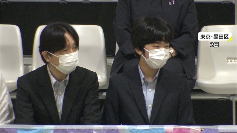 高校総文祭で、かるた競技を観戦される悠仁さま