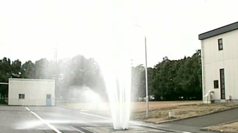 ふたの穴から水が出ているなら、圧力がかかっている状態（提供：日本下水道協会）