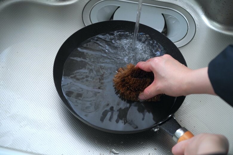 洗う際はお湯とタワシで（画像提供：和平フレイズ）