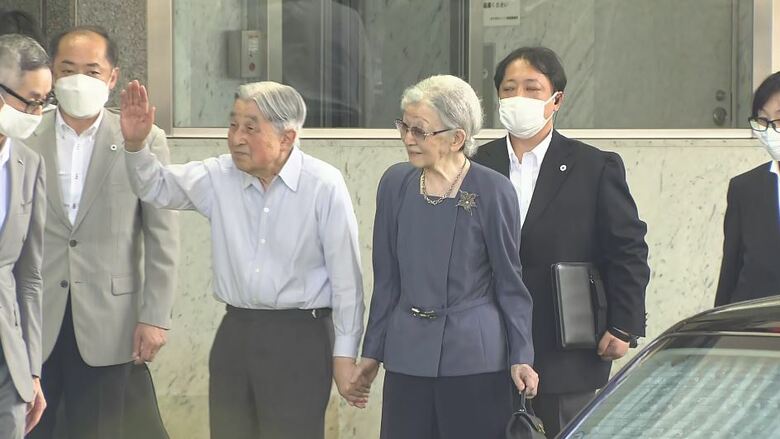 上皇ご夫妻（8月21日、軽井沢駅）