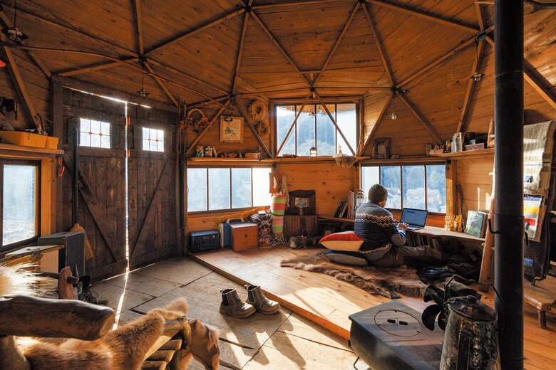 小屋にはたくさんの窓とドームの頂上には天窓があり、中は明るく心地よい。窓からは近隣の山々が見える（写真：高橋郁子）