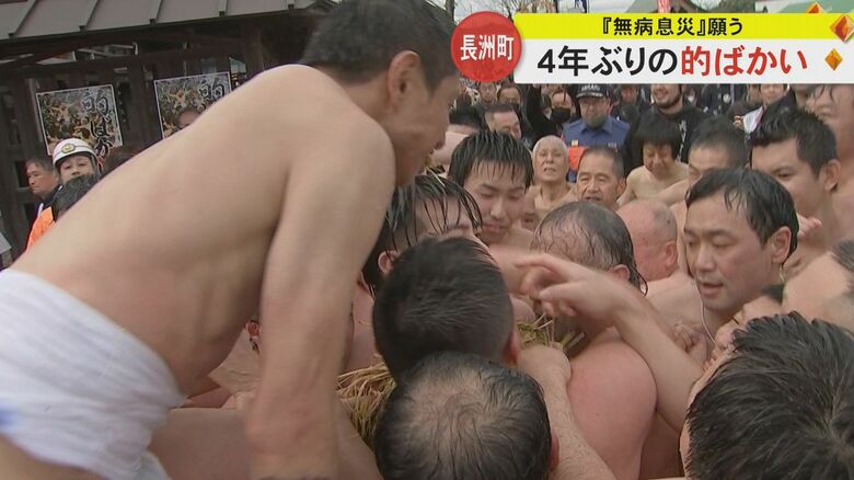「まーとー！」の掛け声で的を奪い合う男たち