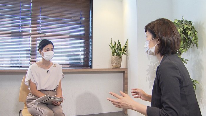 島田彩夏アナウンサー（左）と「キッズライン」経沢香保子社長（右）