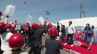 【カニが宙を舞う！】網走で恒例「春カニ合戦」開催＿ステージ上からまかれるカニを計400人が争奪…会場では毛ガニの限定販売も実施〈北海道網走市〉