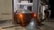 静まりかえった夜の街を暴走　「カーブ曲がりきれず」自動車店に突っ込む瞬間映像　乗車していた1人ケガ　トルコ