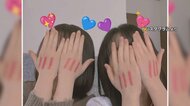 手の甲に絵やマークを手描きして撮影…SNSで話題の最新撮影ポーズ