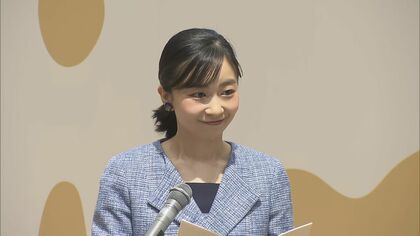 耳には焼き物のイヤリング…佳子さまが名誉総裁務める焼き物の祭典「国際陶磁器フェスティバル」の開会式出席