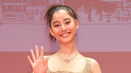 新木優子、総額5000万円のハイジュエリーと“世界に一つだけ”黄金ドレスで魅了