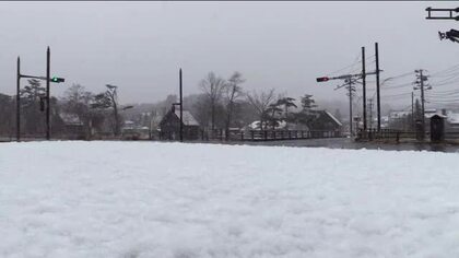 寒波襲来…裏磐梯では積雪　車の雪下ろしも　カー用品店ではタイヤ交換が5時間待ちに　福島