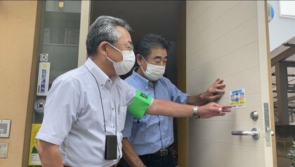 ドアを開ける前に…「待ってステッカー」で特殊詐欺防止を呼びかけ　警視庁