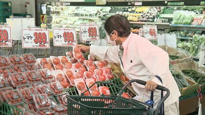 トマトが記録的な高値 平年比2倍の店も　猛暑で花が落ち 実がなっても割れて…　高値はいつまで？