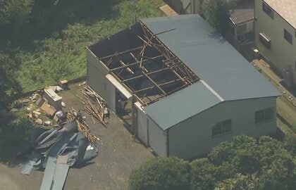 「突風」で“屋根”も飛んだ…中学校の窓ガラス割れ、ゴルフ練習場の支柱3本折れる　関東各地で被害