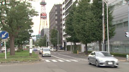 “魔の交差点”でなぜ事故は繰り返されるのか？右折時にデカい中央分離帯の先にいる歩行者を見落とし＆変形交差点の怖いワナ―日没が早まるこの時期“反射材”の活用で身を守れ！＜北海道札幌市＞