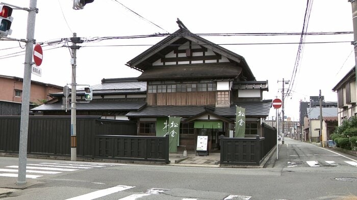 作品が展示された秋田県の有形文化財「旧松倉家住宅」(秋田市)
