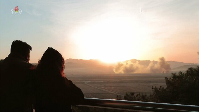 16日に行ったとするICBM「火星17」型の発射訓練 金総書記がジュエ氏とみられる娘らと視察