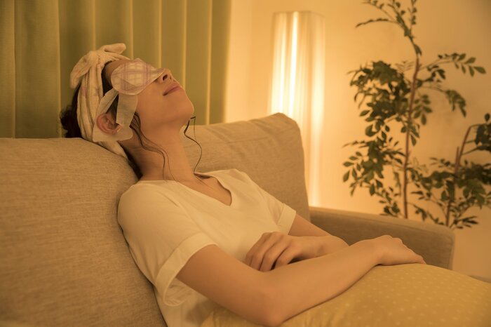 睡眠前に目元を温めるのがポイント(画像はイメージ)