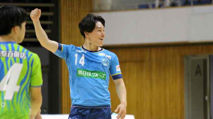 後輩たちが見守る中、3点目のゴールを決めた菅原慶達選手