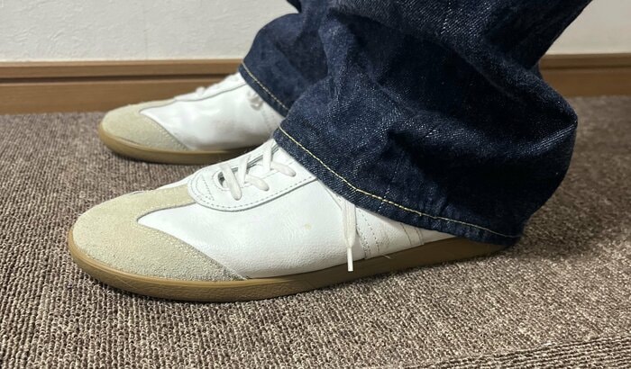 靴にかぶりすぎてダルダル状態になった裾（特集班撮影）