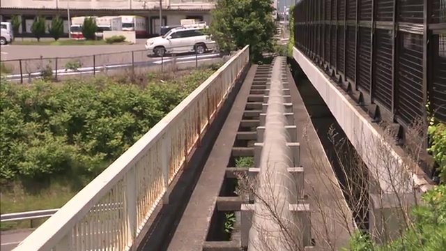 簡単に立ち入ることができない歩道脇に侵入か