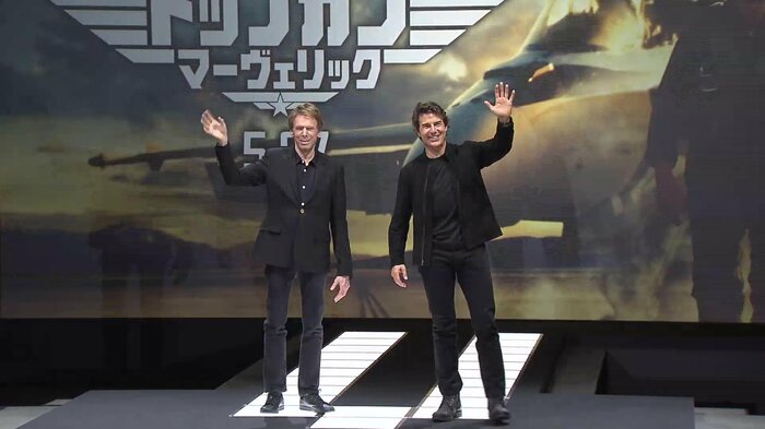映画「トップガン マーヴェリック」来日記者会見を行った主演のトム・クルーズさん(右)と、プロデューサーのジェリー・ブラッカイマーさん
