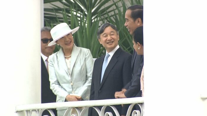 大統領夫妻の案内を受ける両陛下