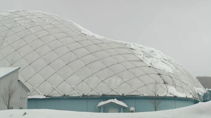 オホーツクドームの屋根が陥没