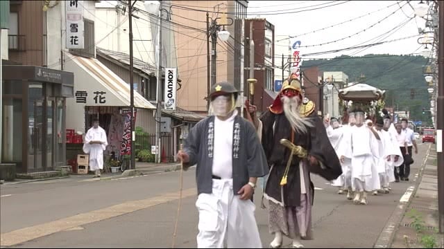 フェイスガードを付けての神輿渡御…いつもと違う『御田植祭』規模縮小で開催<福島県会津坂下町>