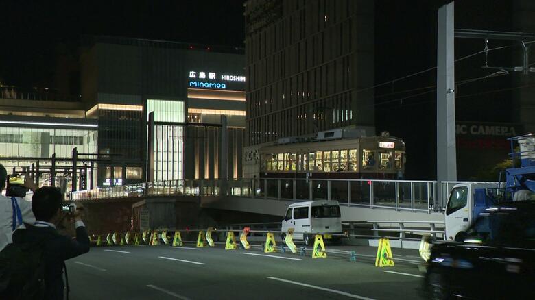 駅ビル2階に路面電車が 沿道の鉄道ファンも興奮 今年8月開業に向け試運転 広島電鉄｜FNNプライムオンライン