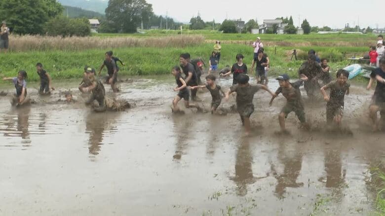 泥だらけでもお構いなし！　子どもたちが「泥リンピック」　夏の安曇野で田んぼを走る｜FNNプライムオンライン