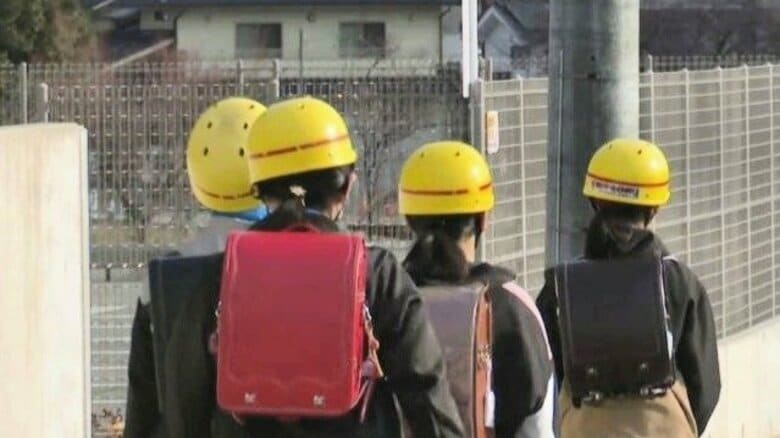 黄色の帽子ではなく…小学校で「ヘルメット登下校」昭和40年代から着用　長野県東信地方では“当たり前”　自家用車が普及…全国で交通事故死は1万人超「通学途中の重大事故の防止に」｜FNNプライムオンライン