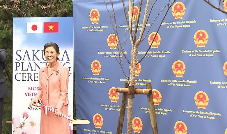 久子さまがベトナム大使公邸に桜の植樹「日本とベトナムの友好の証となることを願っております」　ゼリーアートにも初挑戦｜FNNプライムオンライン