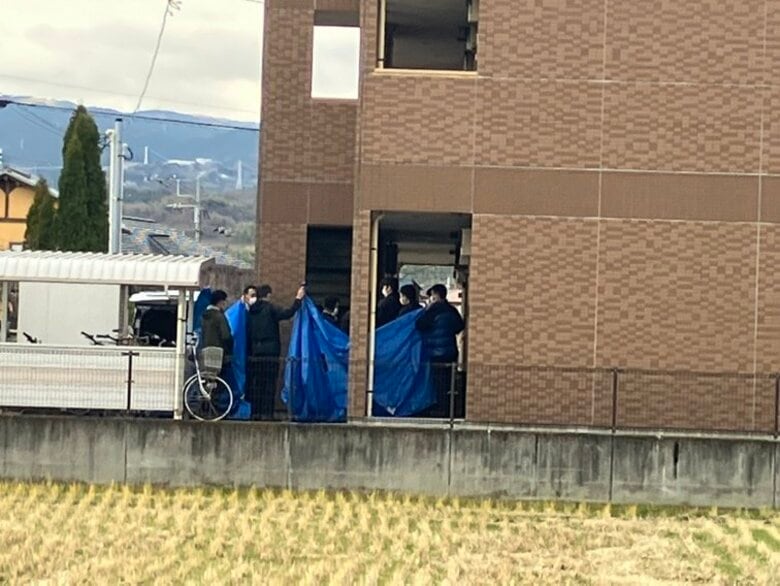 容疑者立ち会いのもと自宅を家宅捜索　15人がケガをした工場の刺傷事件　8人が刺され7人が漂白剤のような液体によりケガ　これまでに現場から刃物のようなもの1本を押収｜FNNプライムオンライン